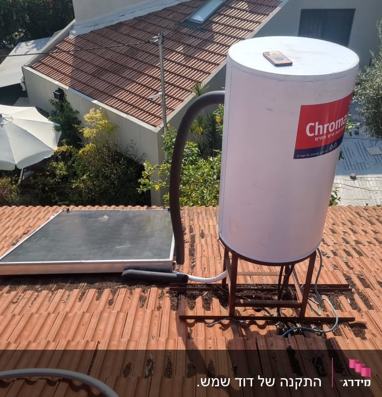 דוד שמש וקולטים על גג רעפים אדום